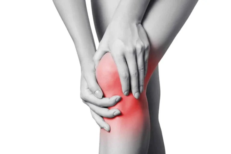 Lady with Knee pain issue seeking for therapy in Bismarck, ND at Embrace Wellness