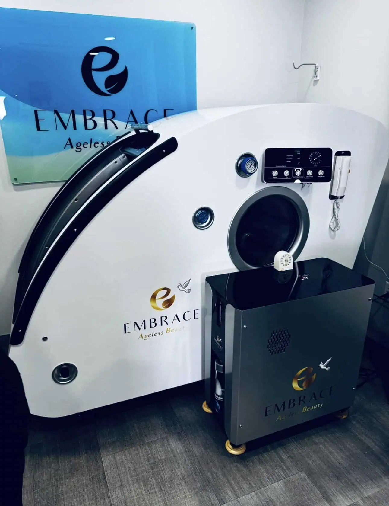 hyperbaric-chamber-side-by-embrace-ageless-beauty-wellness